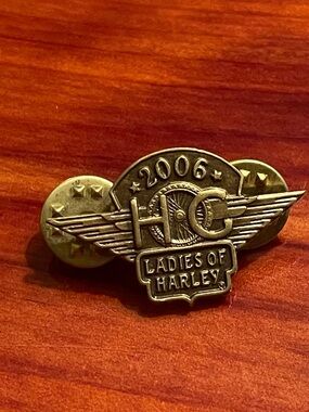 Harley-Davidson Metallic Gold Ladies of Harley 2006 Wing Pin